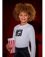 Bernumode | Mayoral: Meiteņu T-krekls ar garām piedurknēm 18,10 € Garām piedurknēm T-krekls meitenēm ar apaļu kakla izgriezumu. Izgatavots no mīksta un elastīga kokvilnas auduma maksimālam komfortam ikdienas valkāšanā. Dekoratīvi elementi: spīguļi. Izvēloties mūsu kokvilnas produktus, jūs atbalstāt mūsu ieguldījumu Better Cotton iniciatīvā. Better Cotton kokvilna tiek iegūta, izmantojot masas līdzsvara sistēmu, un to nevar fiziski izsekot līdz galaproduktiem, taču kokvilnas ražotāji gūst labumu no Better Cotton pieprasījuma ekvivalentā apjomā.