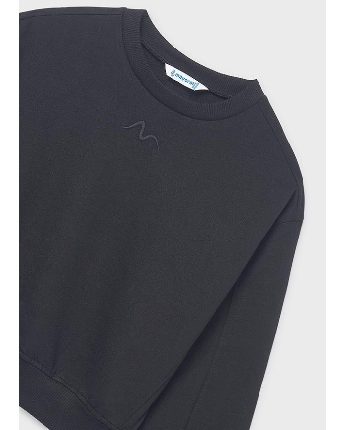 Bernumode | Mayoral: Свитшот на девочку 21,07 € Толстовка с длинными рукавами для девочки. Свободный крой с заниженными плечами создаёт расслабленный силуэт. Низ, манжеты и ворот выполнены из эластичного трикотажа для лучшей посадки. Элемент декора — вышивка.
