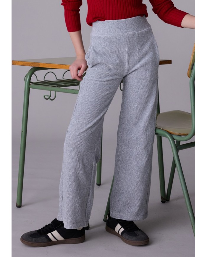 Bernumode | Mayoral: Corduroy trouser for girls €23.88 Flared pants for girl with wide hem. Elastic waistband for a comfortable fit. Made of warm and soft corduroy knit fabric, providing comfort and coziness for everyday wear.
