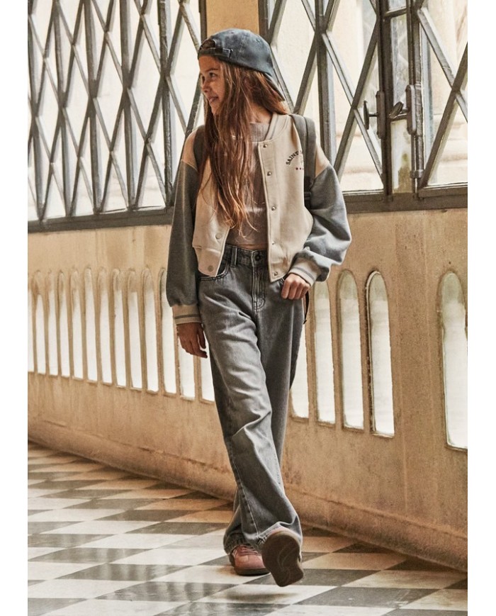 Bernumode | Mayoral: Brīva piegriezuma džinsi meitenei 27,19 € Bikses meitenei ar regulējamu elastīgu jostu un pogām ideālai pieguļšanai. Ērts džinsa audums, viegli kombinējams ikdienas tērpiem. Modelis ar vairākām kabatām.