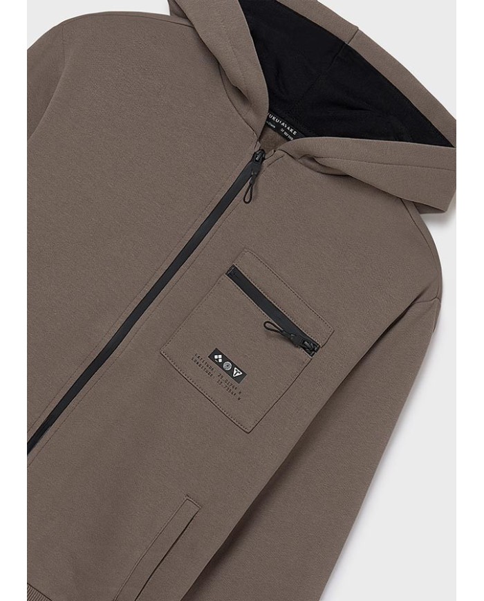 Bernumode | Mayoral: Кофта на молнии с капюшоном, на мальчика 30,17 € Толстовка с длинными рукавами для мальчика. Капюшон. Центральная застёжка-молния спереди. Модель с множеством карманов. Декоративные элементы: рельефная отделка (high density print), принт (serigraphy print).
