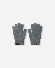 Bernumode | Reima: Bērnu cimdi no merīnvilnas, Sormin 10,66 € 
Bērnu adītas cimdu no mīksta un silta vilnas maisījuma.
Junioru adītie cimdi Sormin nav tikai cimdi – tie ir patiesas siltuma un komforta avots bērna rokām. Izgatavoti no mīksta un silta vilnas maisījuma, tie nodrošina nepārspējamu siltumu un patīkamu sajūtu. Elastīgais materiāls pieguļ cieši, bet ļauj brīvi kustēties, padarot cimdus piemērotus visām āra aktivitātēm. Tā kā cimdiem nav oderes, tos ir viegli uzvilkt, un ziemā tie lieliski der kā papildu slānis zem ūdensnecaurlaidīgiem dūraiņiem.
Mīksts un silts vilnas maisījuma adījums. Bez oderes.
Kopšana: mazgāt ar līdzīgām krāsām. Izmantot vilnas mazgāšanas līdzekli. Veidot formu žāvēšanas laikā. Saraušanās līdz 5%. Nedrīkst balināt. Nedrīkst gludināt. Nedrīkst ķīmiski tīrīt. Nedrīkst žāvēt veļas žāvētājā.

Cimdiņu izmērs:
1/2 - 6-24 mēneši
3/4 - 2-6 gadi
5/6 - 6-10 gadi
7/8 - 10-14 gadi