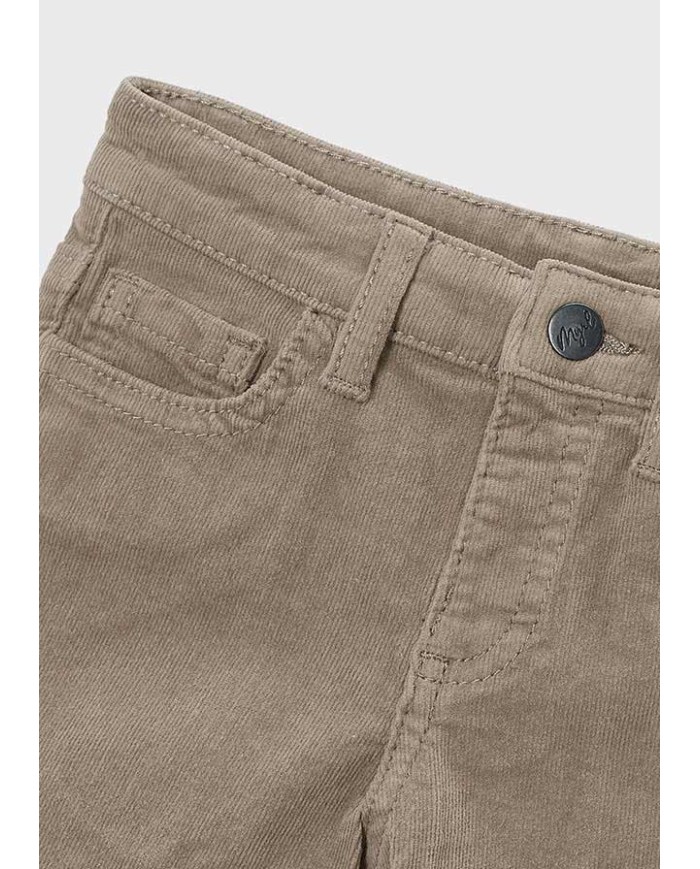 Bernumode | Mayoral: Базовые вельветовые брюки (slim fit) на мальчика 22,23 € Длинные классические брюки прямого кроя (Regular fit) для мальчика. Застёжка на молнию и пуговицу. Внутри пояса расположена регулируемая резинка с кнопками для идеальной посадки. Изготовлены из тёплого, мягкого и комфортного вельветового материала. Дизайн с множеством карманов. По соображениям безопасности маленькие размеры (2–5 лет) имеют имитацию молнии на шаговом шве вместо настоящей. Bernumode | Mayoral: Базовые вельветовые брюки (slim fit) на мальчика 22,23 € Длинные классические брюки прямого кроя (Regular fit) для мальчика. Застёжка на молнию и пуговицу. Внутри пояса расположена регулируемая резинка с кнопками для идеальной посадки. Изготовлены из тёплого, мягкого и комфортного вельветового материала. Дизайн с множеством карманов. По соображениям безопасности маленькие размеры (2–5 лет) имеют имитацию молнии на шаговом шве вместо настоящей.