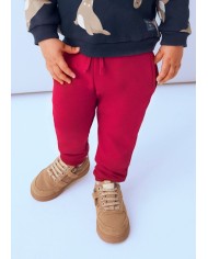 Bernumode | Mayoral: Базовые спортивные брюки с манжетами на мальчика 10,66 € Длинные спортивные брюки для малыша, обеспечивающие максимальный комфорт. Эластичный пояс с завязкой для удобной посадки. Выполнены из тёплого толстого флисового материала (флис с начёсом), идеально подходящего для холодных месяцев. Внутренние усиленные колени предотвращают износ и обеспечивают долговечность. Эластичные манжеты внизу для лучшей посадки. Боковые карманы. Модель из коллекции Mayoral Basic — незаменимая вещь в детском гардеробе, подходящая для создания любого образа.