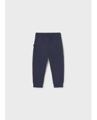 Bernumode | Mayoral: Базовые спортивные брюки с манжетами на мальчика 10,66 € Длинные спортивные брюки для малыша, обеспечивающие максимальный комфорт. Эластичный пояс с завязкой для удобной посадки. Выполнены из тёплого толстого флисового материала (флис с начёсом), идеально подходящего для холодных месяцев. Внутренние усиленные колени предотвращают износ и обеспечивают долговечность. Эластичные манжеты внизу для лучшей посадки. Боковые карманы. Модель из коллекции Mayoral Basic — незаменимая вещь в детском гардеробе, подходящая для создания любого образа.