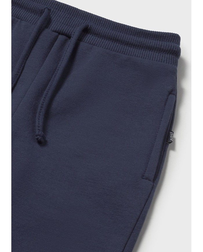 Bernumode | Mayoral: Базовые спортивные брюки с манжетами на мальчика 10,66 € Длинные спортивные брюки для малыша, обеспечивающие максимальный комфорт. Эластичный пояс с завязкой для удобной посадки. Выполнены из тёплого толстого флисового материала (флис с начёсом), идеально подходящего для холодных месяцев. Внутренние усиленные колени предотвращают износ и обеспечивают долговечность. Эластичные манжеты внизу для лучшей посадки. Боковые карманы. Модель из коллекции Mayoral Basic — незаменимая вещь в детском гардеробе, подходящая для создания любого образа.