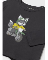 Bernumode | Mayoral: Zēnu T-krekls ar garām piedurknēm 11,98 € Mazulim paredzēts krekls ar garām piedurknēm. Apaļš kakla izgriezums nodrošina ērtu valkāšanu. Plecā iestrādātas spiedpogas ērtākai apģērbšanai. Izgatavots no 100% mīkstas kokvilnas, kas ideāli piemērota maigai bērna ādai. Rotāts ar spilgtu apdruku, iedvesmotu no automobiļu pasaules.