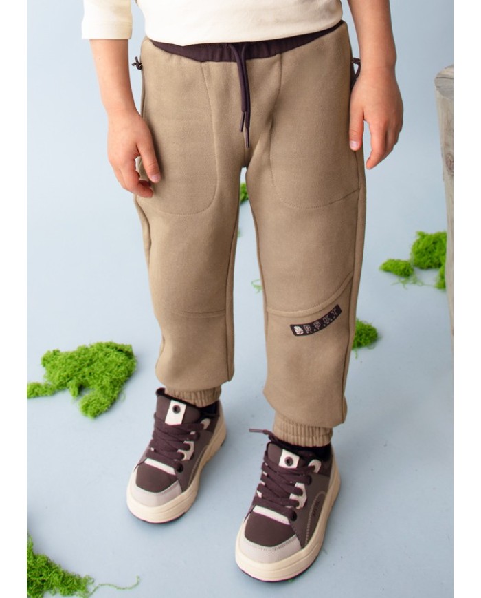 Bernumode | Mayoral: Спортивные брюки на мальчика 21,07 € Длинные спортивные брюки для мальчика с высокой степенью комфорта. Эластичная талия с шнурком. Усиленные колени для защиты от износа, повышенной прочности и долговечности. Эластичный низ для лучшей посадки. Застёжка на карманах-молниях. Элементы декора: принт (сериграфия). Bernumode | Mayoral: Спортивные брюки на мальчика 21,07 € Длинные спортивные брюки для мальчика с высокой степенью комфорта. Эластичная талия с шнурком. Усиленные колени для защиты от износа, повышенной прочности и долговечности. Эластичный низ для лучшей посадки. Застёжка на карманах-молниях. Элементы декора: принт (сериграфия).