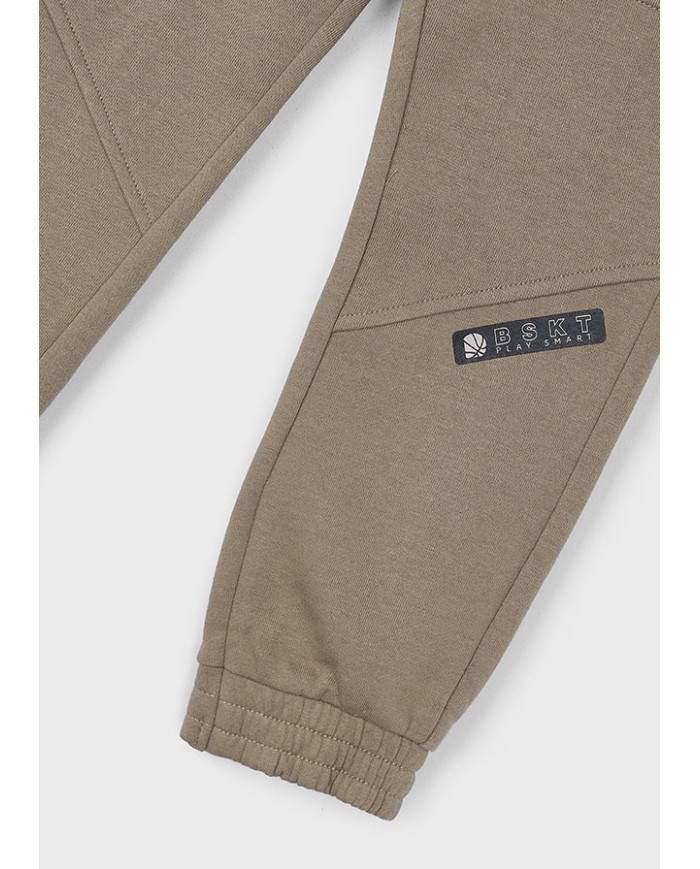 Bernumode | Mayoral: Спортивные брюки на мальчика 21,07 € Длинные спортивные брюки для мальчика с высокой степенью комфорта. Эластичная талия с шнурком. Усиленные колени для защиты от износа, повышенной прочности и долговечности. Эластичный низ для лучшей посадки. Застёжка на карманах-молниях. Элементы декора: принт (сериграфия). Bernumode | Mayoral: Спортивные брюки на мальчика 21,07 € Длинные спортивные брюки для мальчика с высокой степенью комфорта. Эластичная талия с шнурком. Усиленные колени для защиты от износа, повышенной прочности и долговечности. Эластичный низ для лучшей посадки. Застёжка на карманах-молниях. Элементы декора: принт (сериграфия).