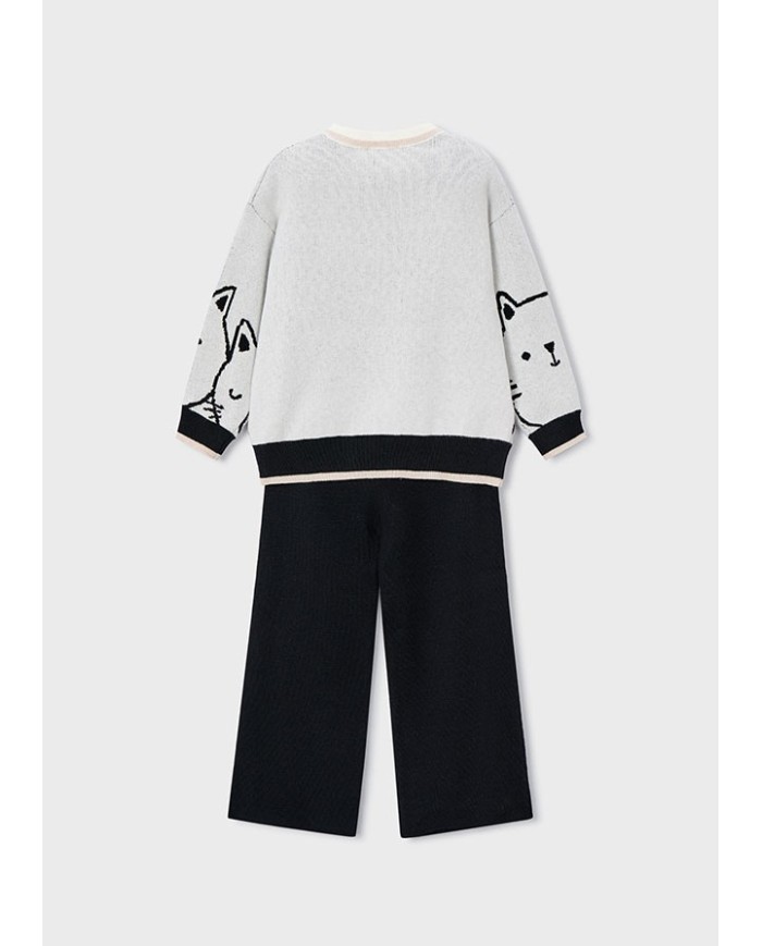 Bernumode | Mayoral: Long knit trousers set for girls €36.28 Girls’ set consisting of a relaxed-fit knitted jumper with ribbed details and an intarsia pattern, paired with long pants featuring an elastic waistband made from soft knitted fabric. Made with recycled polyester for more sustainable production. Perfect for everyday wear and active play.
