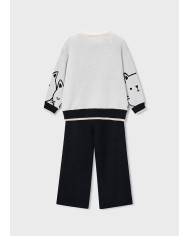 Bernumode | Mayoral: Long knit trousers set for girls €36.28 Girls’ set consisting of a relaxed-fit knitted jumper with ribbed details and an intarsia pattern, paired with long pants featuring an elastic waistband made from soft knitted fabric. Made with recycled polyester for more sustainable production. Perfect for everyday wear and active play.

