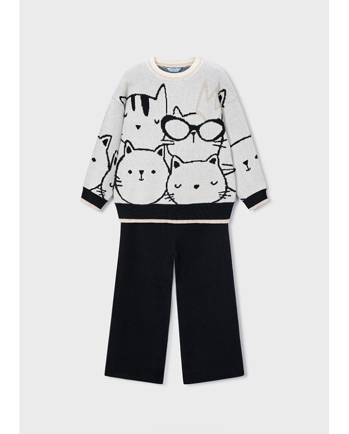 Bernumode | Mayoral: Трикотажный комплект на девочку (джемпер и брюки) 36,28 € Комплект для девочки, включающий джемпер свободного кроя из мягкого трикотажа с декоративными деталями и узором, выполненным техникой интарсия, а также длинные брюки с эластичной талией из приятного на ощупь трикотажа. Изготовлено с использованием переработанного полиэстера для более устойчивого производства. Идеальный комплект для повседневной носки и активных игр.
