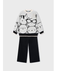 Bernumode | Mayoral: Long knit trousers set for girls €36.28 Girls’ set consisting of a relaxed-fit knitted jumper with ribbed details and an intarsia pattern, paired with long pants featuring an elastic waistband made from soft knitted fabric. Made with recycled polyester for more sustainable production. Perfect for everyday wear and active play.
