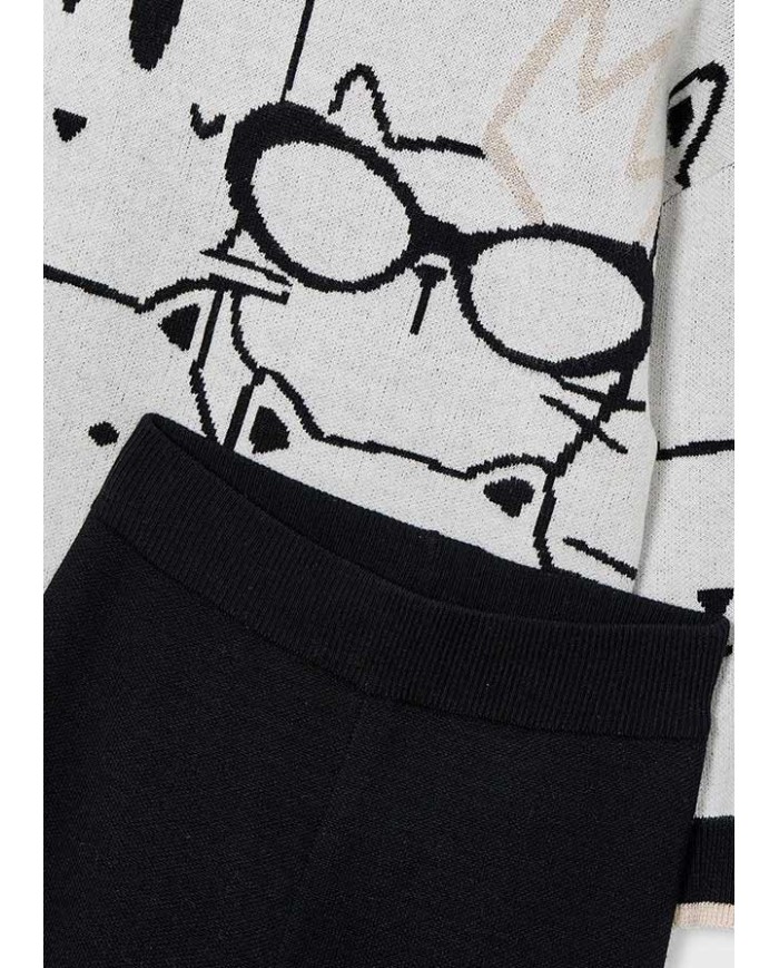 Bernumode | Mayoral: Трикотажный комплект на девочку (джемпер и брюки) 36,28 € Комплект для девочки, включающий джемпер свободного кроя из мягкого трикотажа с декоративными деталями и узором, выполненным техникой интарсия, а также длинные брюки с эластичной талией из приятного на ощупь трикотажа. Изготовлено с использованием переработанного полиэстера для более устойчивого производства. Идеальный комплект для повседневной носки и активных игр.
