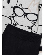 Bernumode | Mayoral: Long knit trousers set for girls €36.28 Girls’ set consisting of a relaxed-fit knitted jumper with ribbed details and an intarsia pattern, paired with long pants featuring an elastic waistband made from soft knitted fabric. Made with recycled polyester for more sustainable production. Perfect for everyday wear and active play.
