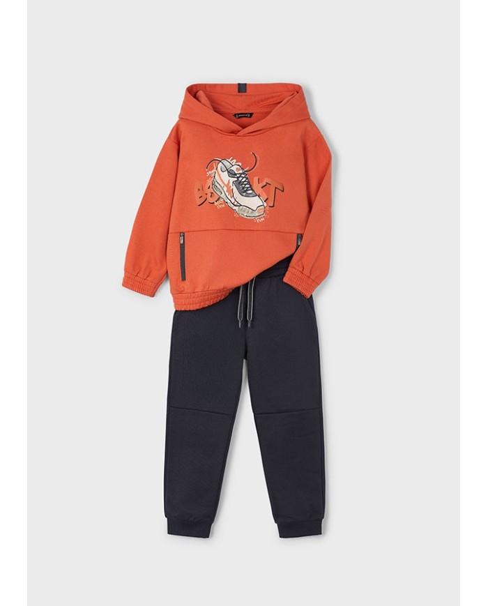 Bernumode | Mayoral: Спортивный костюм на мальчика (Худи и брюки) 32,64 € Двухпредметный спортивный комплект для мальчика, включающий свитшот с длинными рукавами, капюшоном, эластичными манжетами и подолом, функциональными карманами на молнии и декоративным принтом, а также спортивные брюки с эластичной талией, шнурком для регулировки, эластичными манжетами и задним функциональным карманом. Комфортный и практичный комплект для активного отдыха и повседневного ношения.

