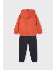 Bernumode | Mayoral: Спортивный костюм на мальчика (Худи и брюки) 32,64 € Двухпредметный спортивный комплект для мальчика, включающий свитшот с длинными рукавами, капюшоном, эластичными манжетами и подолом, функциональными карманами на молнии и декоративным принтом, а также спортивные брюки с эластичной талией, шнурком для регулировки, эластичными манжетами и задним функциональным карманом. Комфортный и практичный комплект для активного отдыха и повседневного ношения.
