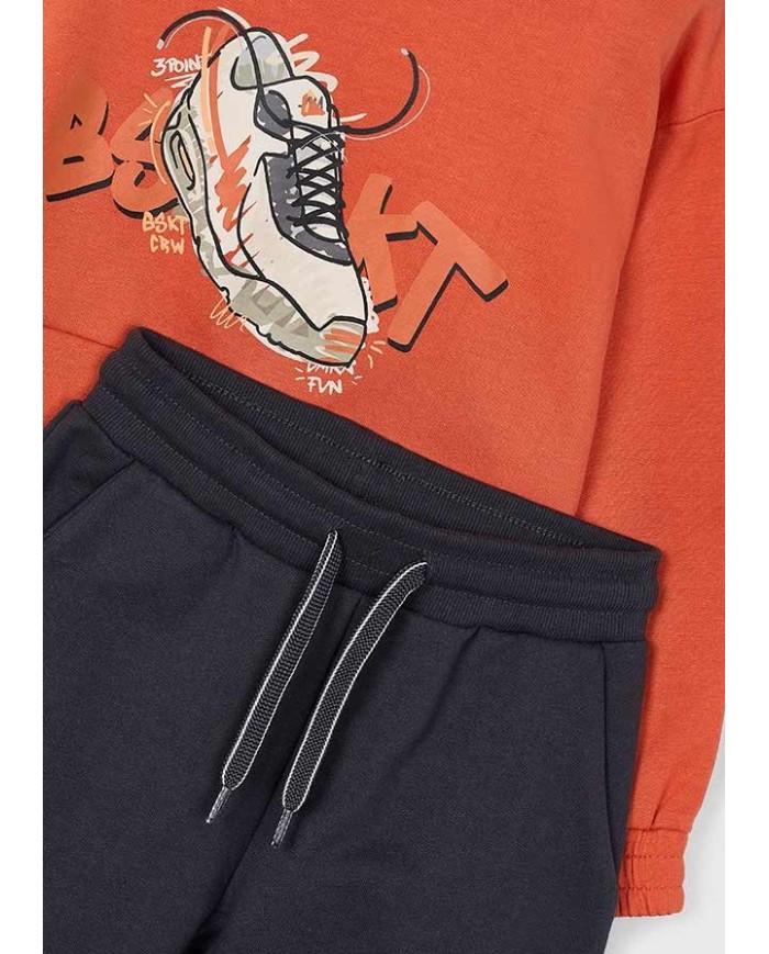 Bernumode | Mayoral: Спортивный костюм на мальчика (Худи и брюки) 32,64 € Двухпредметный спортивный комплект для мальчика, включающий свитшот с длинными рукавами, капюшоном, эластичными манжетами и подолом, функциональными карманами на молнии и декоративным принтом, а также спортивные брюки с эластичной талией, шнурком для регулировки, эластичными манжетами и задним функциональным карманом. Комфортный и практичный комплект для активного отдыха и повседневного ношения.
