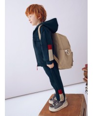 Bernumode | Mayoral: Sporta tērps zēnam, 3 daļās (jaka, bikses, T-krekls) 39,26 € Trīsdaļu sporta komplekts zēniem, kas sastāv no garo piedurkņu džempera ar kapuci un priekšējo rāvējslēdzēju, biksēm ar elastīgu jostasvietu un auklu, kā arī atbilstošas T-kreklu. Dekoratīvie elementi: apdruka. Izgatavots no Better Cotton, kas atbalsta ilgtspējīgu kokvilnas ražošanu. Ideāla izvēle aktīvai atpūtai un ikdienas valkāšanai.