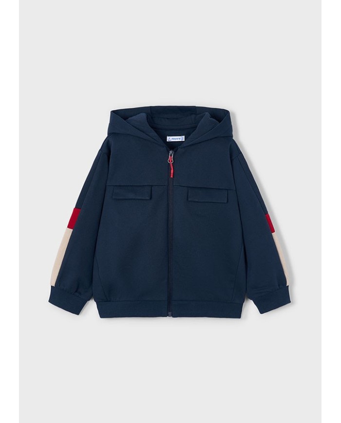 Bernumode | Mayoral: Спортивный костюм на мальчика из 3-х частей (Кофта, брюки, футболка) 39,26 € Трёхпредметный спортивный комплект для мальчика, состоящий из свитшота с длинными рукавами и капюшоном с центральной застёжкой-молнией, спортивных брюк с эластичной талией и шнурком для регулировки, а также футболки в комплекте. Элементы декора: принт. Изготовлен из хлопка Better Cotton, поддерживающего устойчивое производство хлопка. Идеальный комплект для активного отдыха и повседневного ношения.
