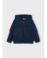 Bernumode | Mayoral: Sporta tērps zēnam, 3 daļās (jaka, bikses, T-krekls) 39,26 € Trīsdaļu sporta komplekts zēniem, kas sastāv no garo piedurkņu džempera ar kapuci un priekšējo rāvējslēdzēju, biksēm ar elastīgu jostasvietu un auklu, kā arī atbilstošas T-kreklu. Dekoratīvie elementi: apdruka. Izgatavots no Better Cotton, kas atbalsta ilgtspējīgu kokvilnas ražošanu. Ideāla izvēle aktīvai atpūtai un ikdienas valkāšanai.