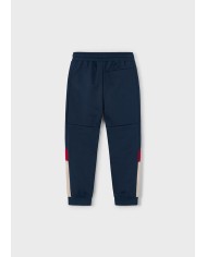 Bernumode | Mayoral: Sporta tērps zēnam, 3 daļās (jaka, bikses, T-krekls) 39,26 € Trīsdaļu sporta komplekts zēniem, kas sastāv no garo piedurkņu džempera ar kapuci un priekšējo rāvējslēdzēju, biksēm ar elastīgu jostasvietu un auklu, kā arī atbilstošas T-kreklu. Dekoratīvie elementi: apdruka. Izgatavots no Better Cotton, kas atbalsta ilgtspējīgu kokvilnas ražošanu. Ideāla izvēle aktīvai atpūtai un ikdienas valkāšanai.