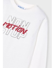 Bernumode | Mayoral: Sporta tērps zēnam, 3 daļās (jaka, bikses, T-krekls) 39,26 € Trīsdaļu sporta komplekts zēniem, kas sastāv no garo piedurkņu džempera ar kapuci un priekšējo rāvējslēdzēju, biksēm ar elastīgu jostasvietu un auklu, kā arī atbilstošas T-kreklu. Dekoratīvie elementi: apdruka. Izgatavots no Better Cotton, kas atbalsta ilgtspējīgu kokvilnas ražošanu. Ideāla izvēle aktīvai atpūtai un ikdienas valkāšanai.