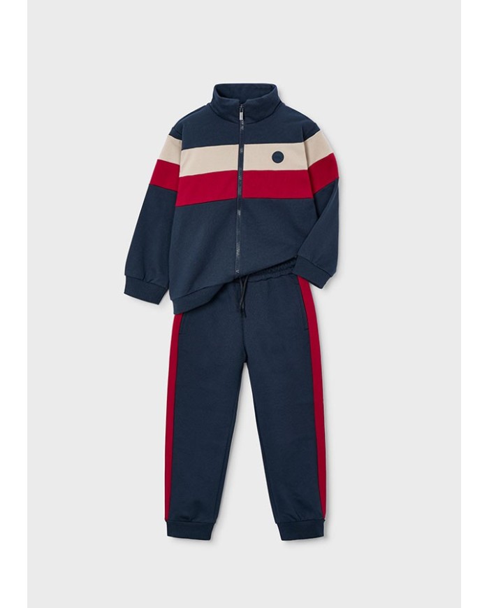 Bernumode | Mayoral: Sporta tērps zēnam 32,64 € Divdaļu sporta komplekts zēniem, kas sastāv no garo piedurkņu džempera ar priekšējo rāvējslēdzēju un svītrainu dizainu, kā arī ērtām biksēm ar elastīgu jostasvietu, auklu, elastīgām aprocēm un funkcionālām kabatām priekšpusē. Ideāla izvēle aktīvai atpūtai un ikdienas valkāšanai. Bernumode | Mayoral: Sporta tērps zēnam 32,64 € Divdaļu sporta komplekts zēniem, kas sastāv no garo piedurkņu džempera ar priekšējo rāvējslēdzēju un svītrainu dizainu, kā arī ērtām biksēm ar elastīgu jostasvietu, auklu, elastīgām aprocēm un funkcionālām kabatām priekšpusē. Ideāla izvēle aktīvai atpūtai un ikdienas valkāšanai.