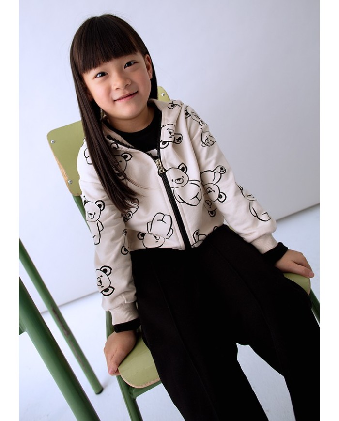 Bernumode | Mayoral: 2 trousers tracksuit for girl €41.74 Three-piece girls’ sports set consisting of a long-sleeve hoodie sweatshirt with front zipper and adjustable drawstring at the hem, and two pairs of elastic-waist sports pants. One pair features elastic cuffs and functional front pockets. Decorative elements: print. Perfect set for active play and everyday wear.
