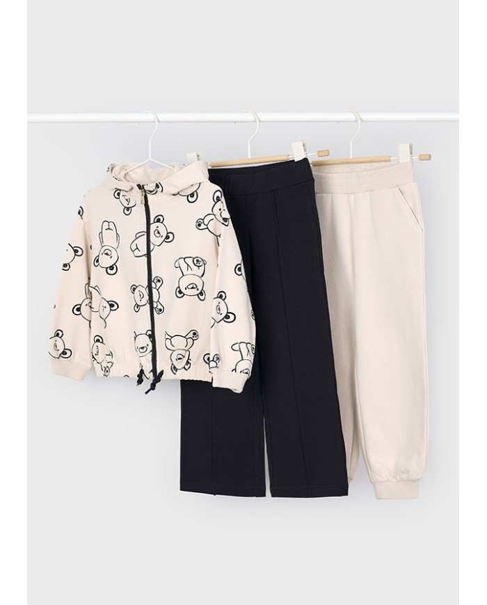 Bernumode | Mayoral: Спортивный костюм на девочку (2 пары брюк и кофта на молнии) 41,74 € Трёхпредметный спортивный комплект для девочки, включающий свитшот с длинными рукавами и капюшоном с центральной застёжкой-молнией и регулируемым шнурком на подоле, а также два варианта спортивных брюк с эластичной талией. Один из брюк дополнительно оснащён эластичными манжетами и функциональными карманами спереди. Элементы декора: принт. Идеальный комплект для активного отдыха и повседневного ношения.
