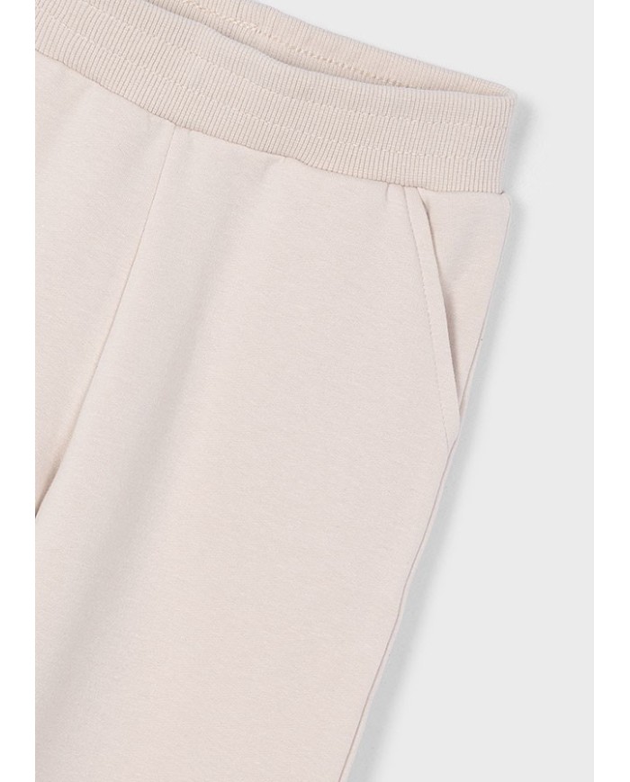 Bernumode | Mayoral: Спортивный костюм на девочку (2 пары брюк и кофта на молнии) 41,74 € Трёхпредметный спортивный комплект для девочки, включающий свитшот с длинными рукавами и капюшоном с центральной застёжкой-молнией и регулируемым шнурком на подоле, а также два варианта спортивных брюк с эластичной талией. Один из брюк дополнительно оснащён эластичными манжетами и функциональными карманами спереди. Элементы декора: принт. Идеальный комплект для активного отдыха и повседневного ношения.
