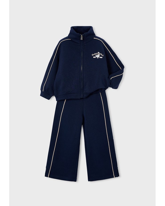 Bernumode | Mayoral: Спортивный костюм на девочку (кофта на молнии и брюки) 41,74 € Комплект для девочки: свитшот с длинными рукавами и центральной застёжкой-молнией спереди, функциональными карманами и декоративной вышивкой, а также спортивные брюки с эластичной талией для комфортной посадки. Идеальный комплект для активного отдыха и повседневной носки.
