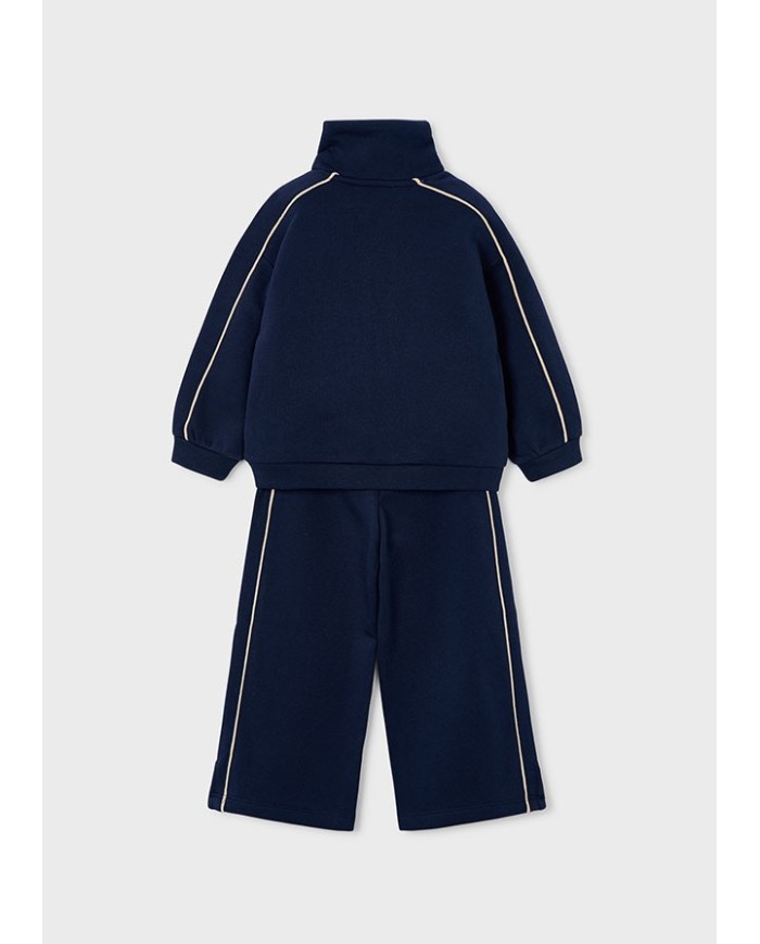 Bernumode | Mayoral: Спортивный костюм на девочку (кофта на молнии и брюки) 41,74 € Комплект для девочки: свитшот с длинными рукавами и центральной застёжкой-молнией спереди, функциональными карманами и декоративной вышивкой, а также спортивные брюки с эластичной талией для комфортной посадки. Идеальный комплект для активного отдыха и повседневной носки.
