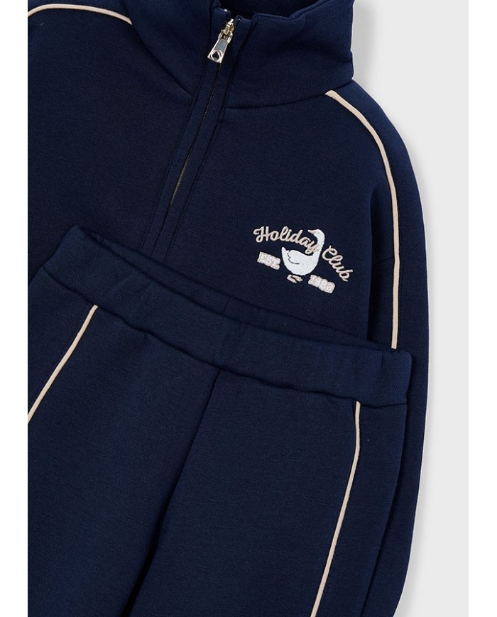 Bernumode | Mayoral: Спортивный костюм на девочку (кофта на молнии и брюки) 41,74 € Комплект для девочки: свитшот с длинными рукавами и центральной застёжкой-молнией спереди, функциональными карманами и декоративной вышивкой, а также спортивные брюки с эластичной талией для комфортной посадки. Идеальный комплект для активного отдыха и повседневной носки.
