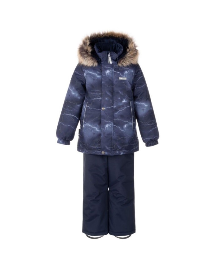 Bernumode | LENNE: Зимний комплект RONIN 330 г +  150 г 87,87 € В изготовлении одежды Active учитываются преобладающие в Эстонии и Северных странах погодные условия, предъявляющие к изделиям особо высокие требования. Используются специально изготовленные высокотехнологичные ткани, предохраняющие ребенка от переохлаждения, практичные в эксплуатации и легкие в уходе. Основными целями развития продукции Lenne являются безопасность, удобство, простота в уходе, практичность.Ткань-Active – водонепроницаемая дышащая ткань. Изделия из серии Active: легки по весу, ветрозащитные и теплые, дышащие, водоотталкивающие, прочные и легки в уходе.Водостойкость: 5 000/10 000 ммВоздухопроводимость: 5 000/10 000 g/m2/24h
Всепогодный комплект со светоотражающим принтом в верхней части подходит для ношения в зимний период.
Зимний комплект Lenne для мальчиков защищен от воды, ветра и дождя. Брюки с регулируемыми подтяжками согревают спину вашего ребенка даже во время активной игры. В дизайне изделия присутствуют светоотражающие детали, которые сделают вашего ребенка заметным даже в самую темную зиму. Надежный капюшон на кнопках отстегивается от изделия, если оно застревает.
Высокотехнологичная ткань Active+ имеет водонепроницаемую мембрану, которая предотвращает проникновение воды через изделие. При этом он обладает способностью испарять пот. ◆Водонепроницаемость: водяной столб 5 000/10 000 мм ◆Воздухопроницаемость: паропроницаемость 5 000/10 000 г/м²/24ч ◆Ветрозащита: воздухопроницаемость 0 л/м²с ◆Водо- и грязеотталкивание: покрытие DWR (Durable Water Repellent)
Утеплитель EXTRA WARM ⁑⁑ – лучший выбор для морозной погоды. Дышащая ткань не дает вашему ребенку потеть. Теплоудерживающая способность намного выше, чем у обычной ваты. Обеспечивает комфорт и свободу движений при температуре от -1 до -30°C. 
Манжет с подкладкой из мягкого меха. Эта уникальная деталь для верхней одежды защитит нежную кожу вашего малыша от трения о прочную и износостойкую ткань. Отдайте предпочтение этому незаменимому решению при выборе верхней одежды.
Петля для крепления отражателя.
 Bernumode | LENNE: Зимний комплект RONIN 330 г +  150 г 87,87 € В изготовлении одежды Active учитываются преобладающие в Эстонии и Северных странах погодные условия, предъявляющие к изделиям особо высокие требования. Используются специально изготовленные высокотехнологичные ткани, предохраняющие ребенка от переохлаждения, практичные в эксплуатации и легкие в уходе. Основными целями развития продукции Lenne являются безопасность, удобство, простота в уходе, практичность.Ткань-Active – водонепроницаемая дышащая ткань. Изделия из серии Active: легки по весу, ветрозащитные и теплые, дышащие, водоотталкивающие, прочные и легки в уходе.Водостойкость: 5 000/10 000 ммВоздухопроводимость: 5 000/10 000 g/m2/24h
Всепогодный комплект со светоотражающим принтом в верхней части подходит для ношения в зимний период.
Зимний комплект Lenne для мальчиков защищен от воды, ветра и дождя. Брюки с регулируемыми подтяжками согревают спину вашего ребенка даже во время активной игры. В дизайне изделия присутствуют светоотражающие детали, которые сделают вашего ребенка заметным даже в самую темную зиму. Надежный капюшон на кнопках отстегивается от изделия, если оно застревает.
Высокотехнологичная ткань Active+ имеет водонепроницаемую мембрану, которая предотвращает проникновение воды через изделие. При этом он обладает способностью испарять пот. ◆Водонепроницаемость: водяной столб 5 000/10 000 мм ◆Воздухопроницаемость: паропроницаемость 5 000/10 000 г/м²/24ч ◆Ветрозащита: воздухопроницаемость 0 л/м²с ◆Водо- и грязеотталкивание: покрытие DWR (Durable Water Repellent)
Утеплитель EXTRA WARM ⁑⁑ – лучший выбор для морозной погоды. Дышащая ткань не дает вашему ребенку потеть. Теплоудерживающая способность намного выше, чем у обычной ваты. Обеспечивает комфорт и свободу движений при температуре от -1 до -30°C. 
Манжет с подкладкой из мягкого меха. Эта уникальная деталь для верхней одежды защитит нежную кожу вашего малыша от трения о прочную и износостойкую ткань. Отдайте предпочтение этому незаменимому решению при выборе верхней одежды.
Петля для крепления отражателя.