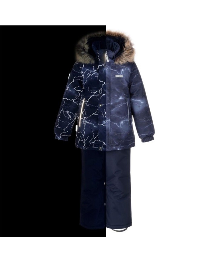 Bernumode | LENNE: Зимний комплект RONIN 330 г +  150 г 87,87 € В изготовлении одежды Active учитываются преобладающие в Эстонии и Северных странах погодные условия, предъявляющие к изделиям особо высокие требования. Используются специально изготовленные высокотехнологичные ткани, предохраняющие ребенка от переохлаждения, практичные в эксплуатации и легкие в уходе. Основными целями развития продукции Lenne являются безопасность, удобство, простота в уходе, практичность.Ткань-Active – водонепроницаемая дышащая ткань. Изделия из серии Active: легки по весу, ветрозащитные и теплые, дышащие, водоотталкивающие, прочные и легки в уходе.Водостойкость: 5 000/10 000 ммВоздухопроводимость: 5 000/10 000 g/m2/24h
Всепогодный комплект со светоотражающим принтом в верхней части подходит для ношения в зимний период.
Зимний комплект Lenne для мальчиков защищен от воды, ветра и дождя. Брюки с регулируемыми подтяжками согревают спину вашего ребенка даже во время активной игры. В дизайне изделия присутствуют светоотражающие детали, которые сделают вашего ребенка заметным даже в самую темную зиму. Надежный капюшон на кнопках отстегивается от изделия, если оно застревает.
Высокотехнологичная ткань Active+ имеет водонепроницаемую мембрану, которая предотвращает проникновение воды через изделие. При этом он обладает способностью испарять пот. ◆Водонепроницаемость: водяной столб 5 000/10 000 мм ◆Воздухопроницаемость: паропроницаемость 5 000/10 000 г/м²/24ч ◆Ветрозащита: воздухопроницаемость 0 л/м²с ◆Водо- и грязеотталкивание: покрытие DWR (Durable Water Repellent)
Утеплитель EXTRA WARM ⁑⁑ – лучший выбор для морозной погоды. Дышащая ткань не дает вашему ребенку потеть. Теплоудерживающая способность намного выше, чем у обычной ваты. Обеспечивает комфорт и свободу движений при температуре от -1 до -30°C. 
Манжет с подкладкой из мягкого меха. Эта уникальная деталь для верхней одежды защитит нежную кожу вашего малыша от трения о прочную и износостойкую ткань. Отдайте предпочтение этому незаменимому решению при выборе верхней одежды.
Петля для крепления отражателя.
 Bernumode | LENNE: Зимний комплект RONIN 330 г +  150 г 87,87 € В изготовлении одежды Active учитываются преобладающие в Эстонии и Северных странах погодные условия, предъявляющие к изделиям особо высокие требования. Используются специально изготовленные высокотехнологичные ткани, предохраняющие ребенка от переохлаждения, практичные в эксплуатации и легкие в уходе. Основными целями развития продукции Lenne являются безопасность, удобство, простота в уходе, практичность.Ткань-Active – водонепроницаемая дышащая ткань. Изделия из серии Active: легки по весу, ветрозащитные и теплые, дышащие, водоотталкивающие, прочные и легки в уходе.Водостойкость: 5 000/10 000 ммВоздухопроводимость: 5 000/10 000 g/m2/24h
Всепогодный комплект со светоотражающим принтом в верхней части подходит для ношения в зимний период.
Зимний комплект Lenne для мальчиков защищен от воды, ветра и дождя. Брюки с регулируемыми подтяжками согревают спину вашего ребенка даже во время активной игры. В дизайне изделия присутствуют светоотражающие детали, которые сделают вашего ребенка заметным даже в самую темную зиму. Надежный капюшон на кнопках отстегивается от изделия, если оно застревает.
Высокотехнологичная ткань Active+ имеет водонепроницаемую мембрану, которая предотвращает проникновение воды через изделие. При этом он обладает способностью испарять пот. ◆Водонепроницаемость: водяной столб 5 000/10 000 мм ◆Воздухопроницаемость: паропроницаемость 5 000/10 000 г/м²/24ч ◆Ветрозащита: воздухопроницаемость 0 л/м²с ◆Водо- и грязеотталкивание: покрытие DWR (Durable Water Repellent)
Утеплитель EXTRA WARM ⁑⁑ – лучший выбор для морозной погоды. Дышащая ткань не дает вашему ребенку потеть. Теплоудерживающая способность намного выше, чем у обычной ваты. Обеспечивает комфорт и свободу движений при температуре от -1 до -30°C. 
Манжет с подкладкой из мягкого меха. Эта уникальная деталь для верхней одежды защитит нежную кожу вашего малыша от трения о прочную и износостойкую ткань. Отдайте предпочтение этому незаменимому решению при выборе верхней одежды.
Петля для крепления отражателя.