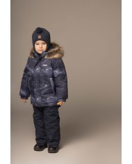 Bernumode | LENNE: Зимний комплект RONIN 330 г +  150 г 87,87 € В изготовлении одежды Active учитываются преобладающие в Эстонии и Северных странах погодные условия, предъявляющие к изделиям особо высокие требования. Используются специально изготовленные высокотехнологичные ткани, предохраняющие ребенка от переохлаждения, практичные в эксплуатации и легкие в уходе. Основными целями развития продукции Lenne являются безопасность, удобство, простота в уходе, практичность.Ткань-Active – водонепроницаемая дышащая ткань. Изделия из серии Active: легки по весу, ветрозащитные и теплые, дышащие, водоотталкивающие, прочные и легки в уходе.Водостойкость: 5 000/10 000 ммВоздухопроводимость: 5 000/10 000 g/m2/24h
Всепогодный комплект со светоотражающим принтом в верхней части подходит для ношения в зимний период.
Зимний комплект Lenne для мальчиков защищен от воды, ветра и дождя. Брюки с регулируемыми подтяжками согревают спину вашего ребенка даже во время активной игры. В дизайне изделия присутствуют светоотражающие детали, которые сделают вашего ребенка заметным даже в самую темную зиму. Надежный капюшон на кнопках отстегивается от изделия, если оно застревает.
Высокотехнологичная ткань Active+ имеет водонепроницаемую мембрану, которая предотвращает проникновение воды через изделие. При этом он обладает способностью испарять пот. ◆Водонепроницаемость: водяной столб 5 000/10 000 мм ◆Воздухопроницаемость: паропроницаемость 5 000/10 000 г/м²/24ч ◆Ветрозащита: воздухопроницаемость 0 л/м²с ◆Водо- и грязеотталкивание: покрытие DWR (Durable Water Repellent)
Утеплитель EXTRA WARM ⁑⁑ – лучший выбор для морозной погоды. Дышащая ткань не дает вашему ребенку потеть. Теплоудерживающая способность намного выше, чем у обычной ваты. Обеспечивает комфорт и свободу движений при температуре от -1 до -30°C. 
Манжет с подкладкой из мягкого меха. Эта уникальная деталь для верхней одежды защитит нежную кожу вашего малыша от трения о прочную и износостойкую ткань. Отдайте предпочтение этому незаменимому решению при выборе верхней одежды.
Петля для крепления отражателя.
 Bernumode | LENNE: Зимний комплект RONIN 330 г +  150 г 87,87 € В изготовлении одежды Active учитываются преобладающие в Эстонии и Северных странах погодные условия, предъявляющие к изделиям особо высокие требования. Используются специально изготовленные высокотехнологичные ткани, предохраняющие ребенка от переохлаждения, практичные в эксплуатации и легкие в уходе. Основными целями развития продукции Lenne являются безопасность, удобство, простота в уходе, практичность.Ткань-Active – водонепроницаемая дышащая ткань. Изделия из серии Active: легки по весу, ветрозащитные и теплые, дышащие, водоотталкивающие, прочные и легки в уходе.Водостойкость: 5 000/10 000 ммВоздухопроводимость: 5 000/10 000 g/m2/24h
Всепогодный комплект со светоотражающим принтом в верхней части подходит для ношения в зимний период.
Зимний комплект Lenne для мальчиков защищен от воды, ветра и дождя. Брюки с регулируемыми подтяжками согревают спину вашего ребенка даже во время активной игры. В дизайне изделия присутствуют светоотражающие детали, которые сделают вашего ребенка заметным даже в самую темную зиму. Надежный капюшон на кнопках отстегивается от изделия, если оно застревает.
Высокотехнологичная ткань Active+ имеет водонепроницаемую мембрану, которая предотвращает проникновение воды через изделие. При этом он обладает способностью испарять пот. ◆Водонепроницаемость: водяной столб 5 000/10 000 мм ◆Воздухопроницаемость: паропроницаемость 5 000/10 000 г/м²/24ч ◆Ветрозащита: воздухопроницаемость 0 л/м²с ◆Водо- и грязеотталкивание: покрытие DWR (Durable Water Repellent)
Утеплитель EXTRA WARM ⁑⁑ – лучший выбор для морозной погоды. Дышащая ткань не дает вашему ребенку потеть. Теплоудерживающая способность намного выше, чем у обычной ваты. Обеспечивает комфорт и свободу движений при температуре от -1 до -30°C. 
Манжет с подкладкой из мягкого меха. Эта уникальная деталь для верхней одежды защитит нежную кожу вашего малыша от трения о прочную и износостойкую ткань. Отдайте предпочтение этому незаменимому решению при выборе верхней одежды.
Петля для крепления отражателя.