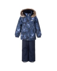 Bernumode | Lenne: Ziemas komplekts RONIN  330 g +  150 g 87,87 € Komplekts visiem laikapstākļiem ar atstarojošu rakstu augšpusir piemērots valkāšanai ziemas periodā 
Lenne ziemas komplekts ir ūdens, vēja un lietus necaurlaidīgs. Bikses ar regulējamām lencēm uztur jūsu bērna muguru siltu pat aktīvas rotaļas laikā. Produkta dizainā ir atstarojošas detaļas, kas padara jūsu bērnu redzamu pat vistumšākajā ziemā. Drošu kapuci uz pogām atpogā no izstrādājuma, ja tas iestrēgs 
 
ĪPAŠI SILTA ⁑⁑ izolācija ir vislabākā izvēle salam. Piedāvā valkātājiem komfortu un kustību brīvību -1..-30°C. 
Manšete ar mīkstu kažokādas oderi. Šī unikālā āra apģērba detaļa aizsargā jūsu bērnu maigo ādu no berzes pret stipru un izturīgu audumu. Izvēloties āra apģērbu, dodiet priekšroku šim neaizvietojamajam risinājumam. 
Cilpa atstarotāja piestiprināšanai.
 Bernumode | Lenne: Ziemas komplekts RONIN  330 g +  150 g 87,87 € Komplekts visiem laikapstākļiem ar atstarojošu rakstu augšpusir piemērots valkāšanai ziemas periodā 
Lenne ziemas komplekts ir ūdens, vēja un lietus necaurlaidīgs. Bikses ar regulējamām lencēm uztur jūsu bērna muguru siltu pat aktīvas rotaļas laikā. Produkta dizainā ir atstarojošas detaļas, kas padara jūsu bērnu redzamu pat vistumšākajā ziemā. Drošu kapuci uz pogām atpogā no izstrādājuma, ja tas iestrēgs 
 
ĪPAŠI SILTA ⁑⁑ izolācija ir vislabākā izvēle salam. Piedāvā valkātājiem komfortu un kustību brīvību -1..-30°C. 
Manšete ar mīkstu kažokādas oderi. Šī unikālā āra apģērba detaļa aizsargā jūsu bērnu maigo ādu no berzes pret stipru un izturīgu audumu. Izvēloties āra apģērbu, dodiet priekšroku šim neaizvietojamajam risinājumam. 
Cilpa atstarotāja piestiprināšanai.