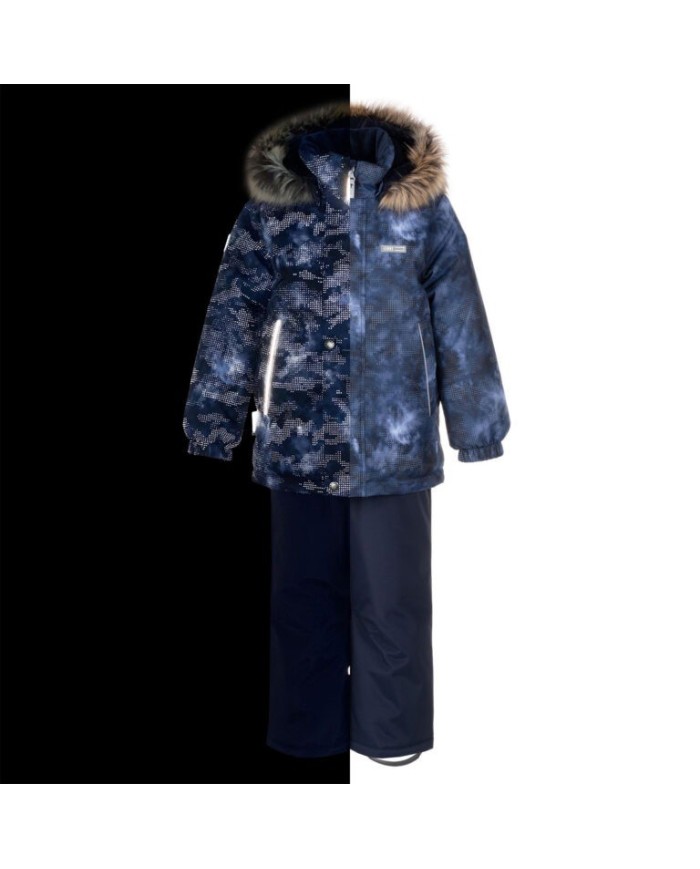 Bernumode | Lenne: Ziemas komplekts RONIN  330 g +  150 g 87,87 € Komplekts visiem laikapstākļiem ar atstarojošu rakstu augšpusir piemērots valkāšanai ziemas periodā 
Lenne ziemas komplekts ir ūdens, vēja un lietus necaurlaidīgs. Bikses ar regulējamām lencēm uztur jūsu bērna muguru siltu pat aktīvas rotaļas laikā. Produkta dizainā ir atstarojošas detaļas, kas padara jūsu bērnu redzamu pat vistumšākajā ziemā. Drošu kapuci uz pogām atpogā no izstrādājuma, ja tas iestrēgs 
 
ĪPAŠI SILTA ⁑⁑ izolācija ir vislabākā izvēle salam. Piedāvā valkātājiem komfortu un kustību brīvību -1..-30°C. 
Manšete ar mīkstu kažokādas oderi. Šī unikālā āra apģērba detaļa aizsargā jūsu bērnu maigo ādu no berzes pret stipru un izturīgu audumu. Izvēloties āra apģērbu, dodiet priekšroku šim neaizvietojamajam risinājumam. 
Cilpa atstarotāja piestiprināšanai.
 Bernumode | Lenne: Ziemas komplekts RONIN  330 g +  150 g 87,87 € Komplekts visiem laikapstākļiem ar atstarojošu rakstu augšpusir piemērots valkāšanai ziemas periodā 
Lenne ziemas komplekts ir ūdens, vēja un lietus necaurlaidīgs. Bikses ar regulējamām lencēm uztur jūsu bērna muguru siltu pat aktīvas rotaļas laikā. Produkta dizainā ir atstarojošas detaļas, kas padara jūsu bērnu redzamu pat vistumšākajā ziemā. Drošu kapuci uz pogām atpogā no izstrādājuma, ja tas iestrēgs 
 
ĪPAŠI SILTA ⁑⁑ izolācija ir vislabākā izvēle salam. Piedāvā valkātājiem komfortu un kustību brīvību -1..-30°C. 
Manšete ar mīkstu kažokādas oderi. Šī unikālā āra apģērba detaļa aizsargā jūsu bērnu maigo ādu no berzes pret stipru un izturīgu audumu. Izvēloties āra apģērbu, dodiet priekšroku šim neaizvietojamajam risinājumam. 
Cilpa atstarotāja piestiprināšanai.