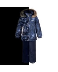 Bernumode | Lenne: Ziemas komplekts RONIN  330 g +  150 g 87,87 € Komplekts visiem laikapstākļiem ar atstarojošu rakstu augšpusir piemērots valkāšanai ziemas periodā 
Lenne ziemas komplekts ir ūdens, vēja un lietus necaurlaidīgs. Bikses ar regulējamām lencēm uztur jūsu bērna muguru siltu pat aktīvas rotaļas laikā. Produkta dizainā ir atstarojošas detaļas, kas padara jūsu bērnu redzamu pat vistumšākajā ziemā. Drošu kapuci uz pogām atpogā no izstrādājuma, ja tas iestrēgs 
 
ĪPAŠI SILTA ⁑⁑ izolācija ir vislabākā izvēle salam. Piedāvā valkātājiem komfortu un kustību brīvību -1..-30°C. 
Manšete ar mīkstu kažokādas oderi. Šī unikālā āra apģērba detaļa aizsargā jūsu bērnu maigo ādu no berzes pret stipru un izturīgu audumu. Izvēloties āra apģērbu, dodiet priekšroku šim neaizvietojamajam risinājumam. 
Cilpa atstarotāja piestiprināšanai.
 Bernumode | Lenne: Ziemas komplekts RONIN  330 g +  150 g 87,87 € Komplekts visiem laikapstākļiem ar atstarojošu rakstu augšpusir piemērots valkāšanai ziemas periodā 
Lenne ziemas komplekts ir ūdens, vēja un lietus necaurlaidīgs. Bikses ar regulējamām lencēm uztur jūsu bērna muguru siltu pat aktīvas rotaļas laikā. Produkta dizainā ir atstarojošas detaļas, kas padara jūsu bērnu redzamu pat vistumšākajā ziemā. Drošu kapuci uz pogām atpogā no izstrādājuma, ja tas iestrēgs 
 
ĪPAŠI SILTA ⁑⁑ izolācija ir vislabākā izvēle salam. Piedāvā valkātājiem komfortu un kustību brīvību -1..-30°C. 
Manšete ar mīkstu kažokādas oderi. Šī unikālā āra apģērba detaļa aizsargā jūsu bērnu maigo ādu no berzes pret stipru un izturīgu audumu. Izvēloties āra apģērbu, dodiet priekšroku šim neaizvietojamajam risinājumam. 
Cilpa atstarotāja piestiprināšanai.