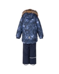 Bernumode | Lenne: Ziemas komplekts RONIN  330 g +  150 g 87,87 € Komplekts visiem laikapstākļiem ar atstarojošu rakstu augšpusir piemērots valkāšanai ziemas periodā 
Lenne ziemas komplekts ir ūdens, vēja un lietus necaurlaidīgs. Bikses ar regulējamām lencēm uztur jūsu bērna muguru siltu pat aktīvas rotaļas laikā. Produkta dizainā ir atstarojošas detaļas, kas padara jūsu bērnu redzamu pat vistumšākajā ziemā. Drošu kapuci uz pogām atpogā no izstrādājuma, ja tas iestrēgs 
 
ĪPAŠI SILTA ⁑⁑ izolācija ir vislabākā izvēle salam. Piedāvā valkātājiem komfortu un kustību brīvību -1..-30°C. 
Manšete ar mīkstu kažokādas oderi. Šī unikālā āra apģērba detaļa aizsargā jūsu bērnu maigo ādu no berzes pret stipru un izturīgu audumu. Izvēloties āra apģērbu, dodiet priekšroku šim neaizvietojamajam risinājumam. 
Cilpa atstarotāja piestiprināšanai.
 Bernumode | Lenne: Ziemas komplekts RONIN  330 g +  150 g 87,87 € Komplekts visiem laikapstākļiem ar atstarojošu rakstu augšpusir piemērots valkāšanai ziemas periodā 
Lenne ziemas komplekts ir ūdens, vēja un lietus necaurlaidīgs. Bikses ar regulējamām lencēm uztur jūsu bērna muguru siltu pat aktīvas rotaļas laikā. Produkta dizainā ir atstarojošas detaļas, kas padara jūsu bērnu redzamu pat vistumšākajā ziemā. Drošu kapuci uz pogām atpogā no izstrādājuma, ja tas iestrēgs 
 
ĪPAŠI SILTA ⁑⁑ izolācija ir vislabākā izvēle salam. Piedāvā valkātājiem komfortu un kustību brīvību -1..-30°C. 
Manšete ar mīkstu kažokādas oderi. Šī unikālā āra apģērba detaļa aizsargā jūsu bērnu maigo ādu no berzes pret stipru un izturīgu audumu. Izvēloties āra apģērbu, dodiet priekšroku šim neaizvietojamajam risinājumam. 
Cilpa atstarotāja piestiprināšanai.