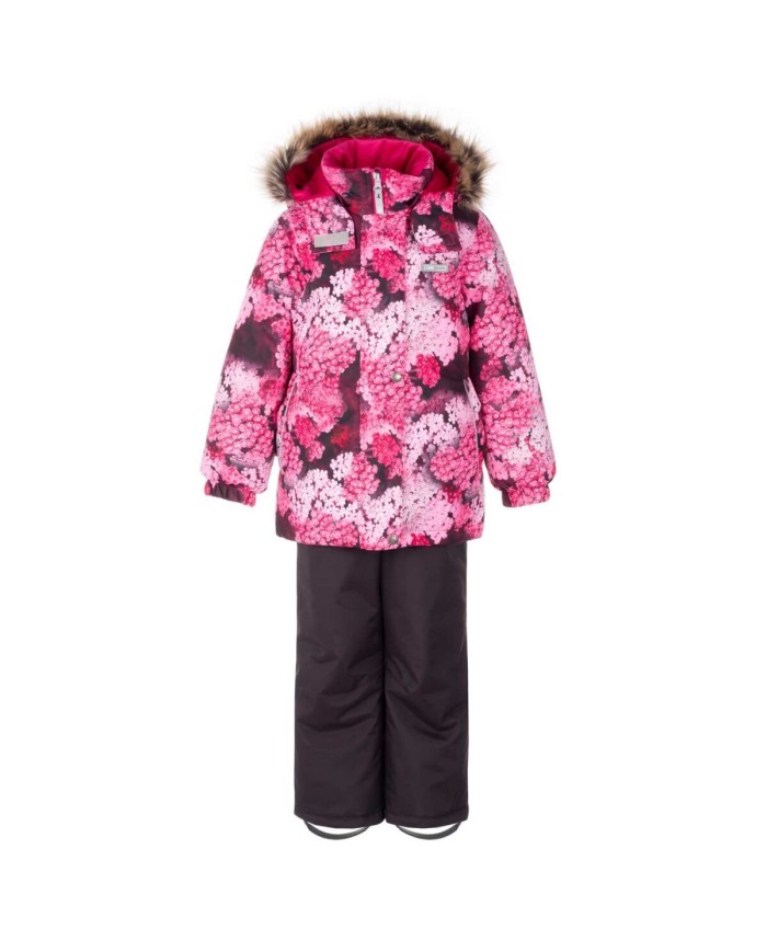 Bernumode | Lenne: Ziemas komplekts RIMONA  330 g +  150 g 101,75 € Ūdens izturība: 5 000/10 000 mmGaisa caurlaidība:  5 000/10 000 g/m2/24h
Meiteņu ziemas komplekts. 
Komplekts visiem laikapstākļiem ar atstarojošu rakstu augšpusē ir piemērots valkāšanai ziemas periodā 
Lenne meiteņu ziemas komplekts ir ūdens, vēja un lietus necaurlaidīgs. Bikses ar regulējamām lencēm uztur jūsu bērna muguru siltu pat aktīvas rotaļas laikā. Produkta dizainā ir atstarojošas detaļas, kas padara jūsu bērnu redzamu pat vistumšākajā ziemā. Drošu kapuci uz pogām atpogā no izstrādājuma, ja tas iestrēgst. 
ĪPAŠI SILTA ⁑⁑ izolācija ir vislabākā izvēle salam. Elpojošs audums pasargā jūsu bērnu no svīšanas.  Piedāvā valkātājiem komfortu un kustību brīvību -1..-30°C. 
Manšete ar mīkstu kažokādas oderi. Šī unikālā āra apģērba detaļa aizsargā jūsu bērnu maigo ādu no berzes pret stipru un izturīgu audumu. Izvēloties āra apģērbu, dodiet priekšroku šim neaizvietojamajam risinājumam. 
Cilpa atstarotāja piestiprināšanai.
