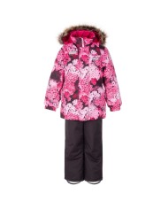 Bernumode | LENNE: Зимний комплект RIMONA 330 г +  150 г 101,75 € В изготовлении одежды Active учитываются преобладающие в Эстонии и Северных странах погодные условия, предъявляющие к изделиям особо высокие требования. Используются специально изготовленные высокотехнологичные ткани, предохраняющие ребенка от переохлаждения, практичные в эксплуатации и легкие в уходе. Основными целями развития продукции Lenne являются безопасность, удобство, простота в уходе, практичность.Ткань-Active – водонепроницаемая дышащая ткань. Изделия из серии Active: легки по весу, ветрозащитные и теплые, дышащие, водоотталкивающие, прочные и легки в уходе.Водостойкость: 5 000/10 000 ммВоздухопроводимость: 5 000/10 000 g/m2/24h
Зимний комплект для девочки.
Всепогодный комплект со светоотражающим принтом в верхней части подходит для ношения в зимний период.
Зимний комплект Lenne для девочек защищен от воды, ветра и дождя. Брюки с регулируемыми подтяжками согревают спину вашего ребенка даже во время активной игры. В дизайне изделия присутствуют светоотражающие детали, которые сделают вашего ребенка заметным даже в самую темную зиму. Надежный капюшон на кнопках отстегивается от изделия, если оно застревает.
Высокотехнологичная ткань Active+ имеет водонепроницаемую мембрану, которая предотвращает проникновение воды через изделие. При этом он обладает способностью испарять пот. ◆Водонепроницаемость: водяной столб 5 000/10 000 мм ◆Воздухопроницаемость: паропроницаемость 5 000/10 000 г/м²/24ч ◆Ветрозащита: воздухопроницаемость 0 л/м²с ◆Водо- и грязеотталкивание: покрытие DWR (Durable Water Repellent)
Утеплитель EXTRA WARM ⁑⁑ – лучший выбор для морозной погоды. Дышащая ткань не дает вашему ребенку потеть. Теплоудерживающая способность намного выше, чем у обычной ваты. Обеспечивает комфорт и свободу движений при температуре от -1 до -30°C. 
Манжет с подкладкой из мягкого меха. Эта уникальная деталь для верхней одежды защитит нежную кожу вашего малыша от трения о прочную и износостойкую ткань. Отдайте предпочтение этому незаменимому решению при выборе верхней одежды.
Петля для крепления отражателя.
