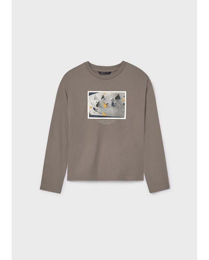 Bernumode | Mayoral: Футболка с длинным рукавом на мальчика 14,46 € Футболка для мальчика с длинными рукавами и круглым вырезом. Элементы декора включают рельефный принт (high density print) и сериграфию (print), создавая стильный и модный дизайн. Изготовлена из 100% хлопка Better Cotton, поддерживая устойчивое производство хлопка.
