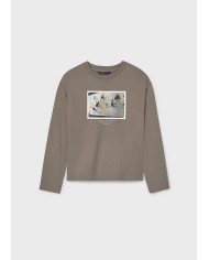 Bernumode | Mayoral: Футболка с длинным рукавом на мальчика 14,46 € Футболка для мальчика с длинными рукавами и круглым вырезом. Элементы декора включают рельефный принт (high density print) и сериграфию (print), создавая стильный и модный дизайн. Изготовлена из 100% хлопка Better Cotton, поддерживая устойчивое производство хлопка.
