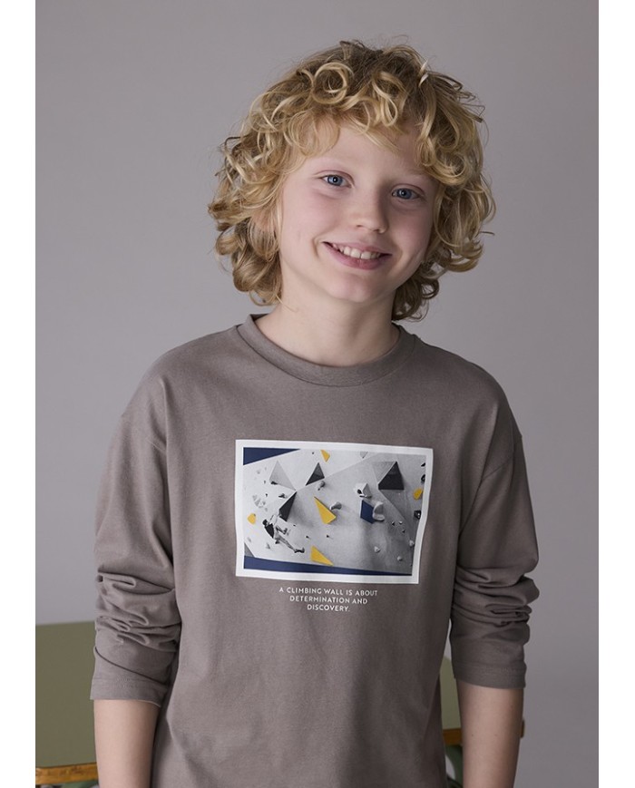 Bernumode | Mayoral: Zēnu T-krekls ar garām piedurknēm 14,46 € Zēnu garo piedurkņu T-krekls ar apaļu kakla izgriezumu. Dekoratīvie elementi: reljefa (high density print) un serigrāfijas uzdruka, radot stilīgu un modernu dizainu. Izgatavots no 100% Better Cotton, atbalstot ilgtspējīgu kokvilnas ražošanu. Bernumode | Mayoral: Zēnu T-krekls ar garām piedurknēm 14,46 € Zēnu garo piedurkņu T-krekls ar apaļu kakla izgriezumu. Dekoratīvie elementi: reljefa (high density print) un serigrāfijas uzdruka, radot stilīgu un modernu dizainu. Izgatavots no 100% Better Cotton, atbalstot ilgtspējīgu kokvilnas ražošanu.