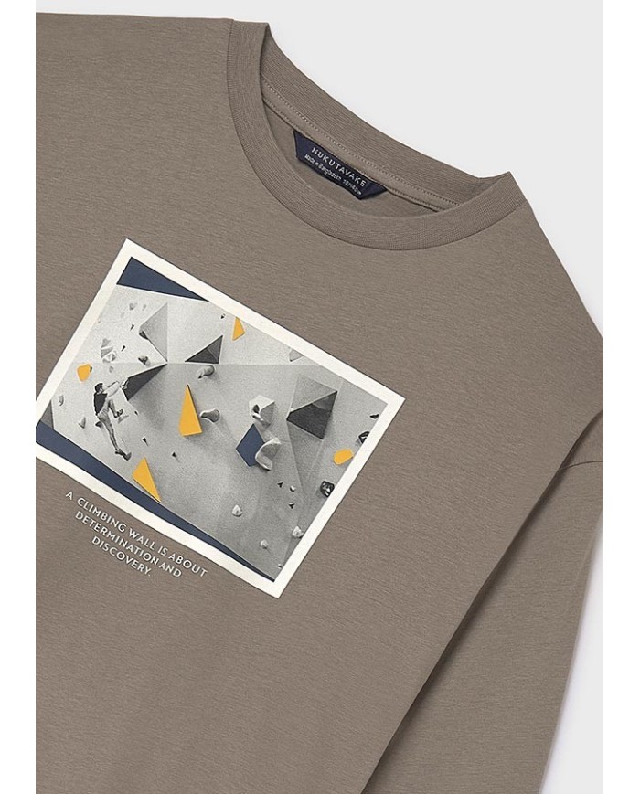 Bernumode | Mayoral: Zēnu T-krekls ar garām piedurknēm 14,46 € Zēnu garo piedurkņu T-krekls ar apaļu kakla izgriezumu. Dekoratīvie elementi: reljefa (high density print) un serigrāfijas uzdruka, radot stilīgu un modernu dizainu. Izgatavots no 100% Better Cotton, atbalstot ilgtspējīgu kokvilnas ražošanu. Bernumode | Mayoral: Zēnu T-krekls ar garām piedurknēm 14,46 € Zēnu garo piedurkņu T-krekls ar apaļu kakla izgriezumu. Dekoratīvie elementi: reljefa (high density print) un serigrāfijas uzdruka, radot stilīgu un modernu dizainu. Izgatavots no 100% Better Cotton, atbalstot ilgtspējīgu kokvilnas ražošanu.