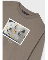 Bernumode | Mayoral: Футболка с длинным рукавом на мальчика 14,46 € Футболка для мальчика с длинными рукавами и круглым вырезом. Элементы декора включают рельефный принт (high density print) и сериграфию (print), создавая стильный и модный дизайн. Изготовлена из 100% хлопка Better Cotton, поддерживая устойчивое производство хлопка.
