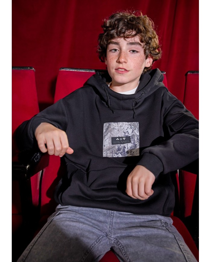 Bernumode | Mayoral: Contrast pullover €27.19 Boys’ long-sleeve hoodie sweatshirt with a hood. Features a side pocket and zippered pockets for convenience. Decorative elements include high-density print and screen print details, making it a stylish and practical choice for everyday wear and active play. Bernumode | Mayoral: Contrast pullover €27.19 Boys’ long-sleeve hoodie sweatshirt with a hood. Features a side pocket and zippered pockets for convenience. Decorative elements include high-density print and screen print details, making it a stylish and practical choice for everyday wear and active play.