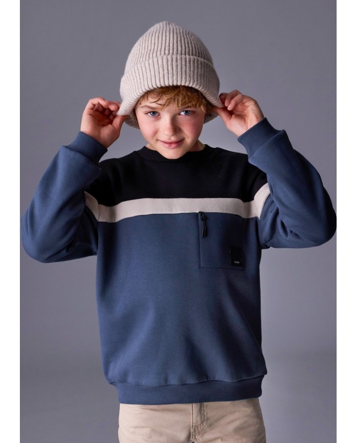 Bernumode | Mayoral: Pullover for boy €25.54 Boys’ long-sleeve sweatshirt with a round neckline. Features front pockets for convenience. Decorative elements include contrasting details and embossed patterns, providing a stylish and practical option for everyday wear. Bernumode | Mayoral: Pullover for boy €25.54 Boys’ long-sleeve sweatshirt with a round neckline. Features front pockets for convenience. Decorative elements include contrasting details and embossed patterns, providing a stylish and practical option for everyday wear.